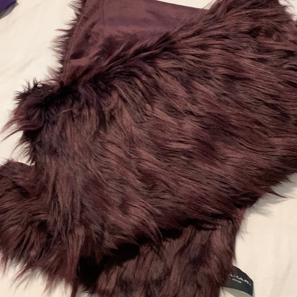 Tahari Table Runner - Picture 2 of 12